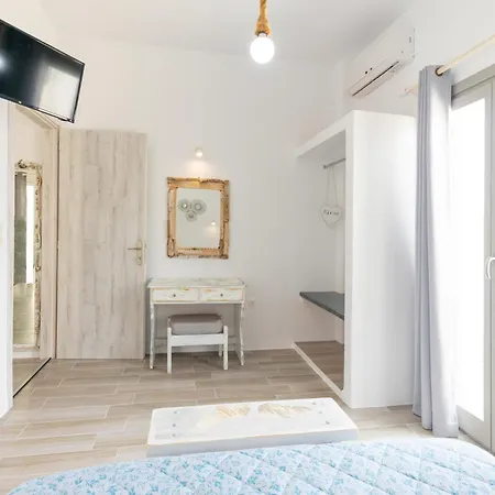 Madaky Hotel Naousa (Paros)