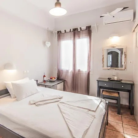 Madaky Hotel Naousa (Paros)