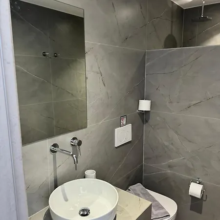 Madaky Hotel Naousa (Paros)
