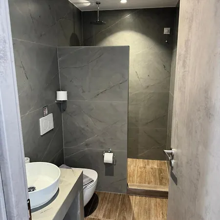 Hotel Madaky Nausa